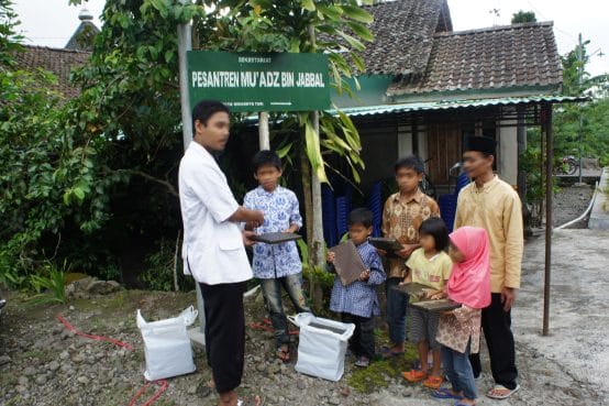 Penyerahan hadiah kepada 26 anak yatim selepas acara Layanan Kesehatan Gratis usai. Penyerahan dilakukan oleh dr. Adika Mianoki (baju putih).