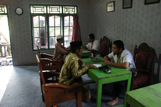 Warga diperiksa dokter di ruang dalam