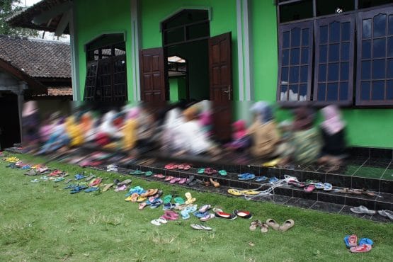 Peduli Muslim mengadakan pengajian terlebih dahulu sebelum Layanan Kesehatan Gratis dimulai.