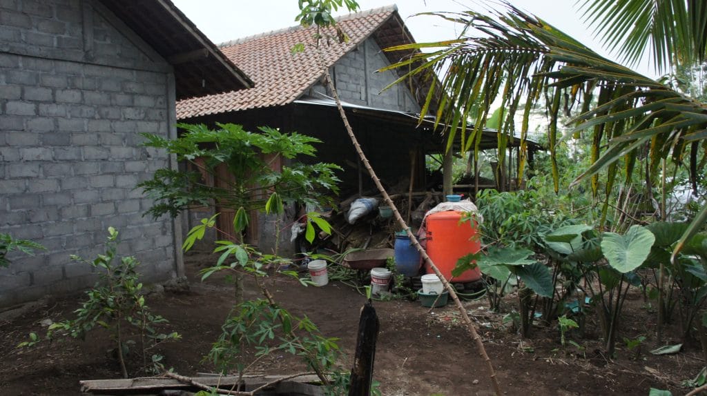 Di tumpukan bambu itulah akan dibangun kamar mandi dan WC umum