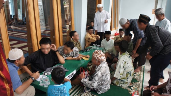 Relawan Peduli Muslim dari Fakultas Kedokteran UGM memeriksa tensi peserta baksos