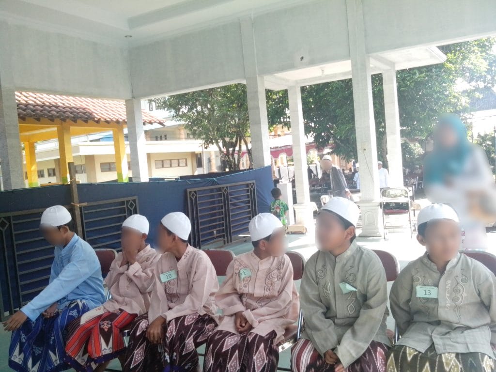 Anak-anak yang antri untuk dikhitan