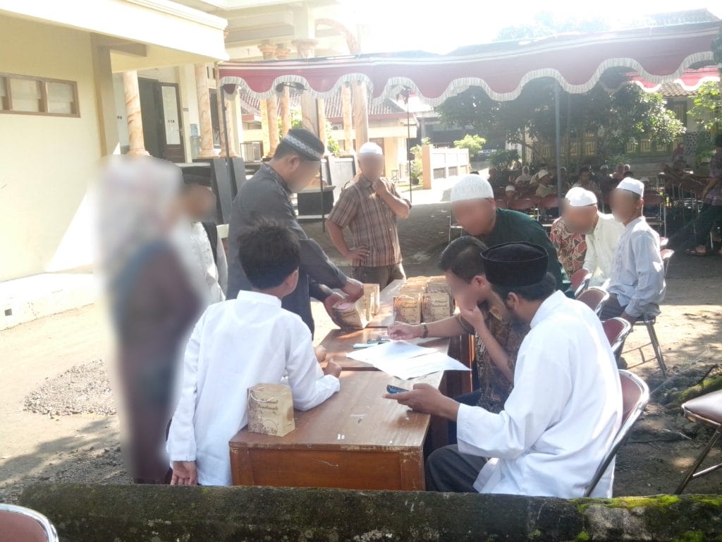 Warga mulai daftar ulang dan mengambil nomor antrian untuk anak mereka.
