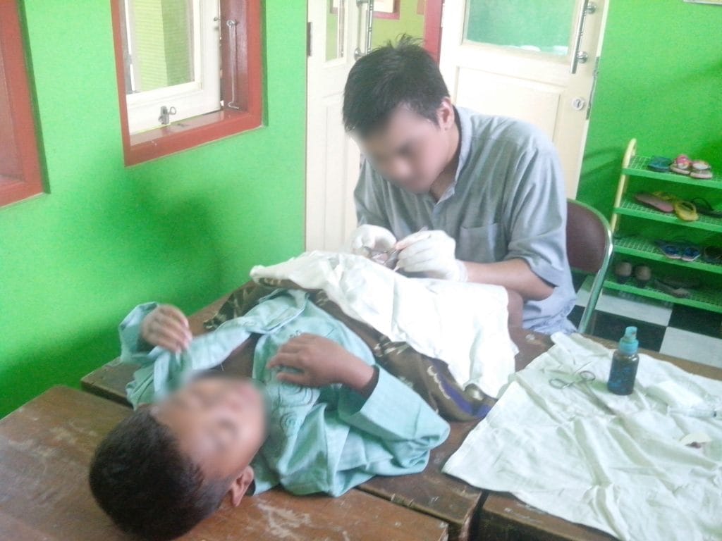 Abdiyat Sakrie, relawan medis Peduli Muslim mengkhitan salah satu anak.