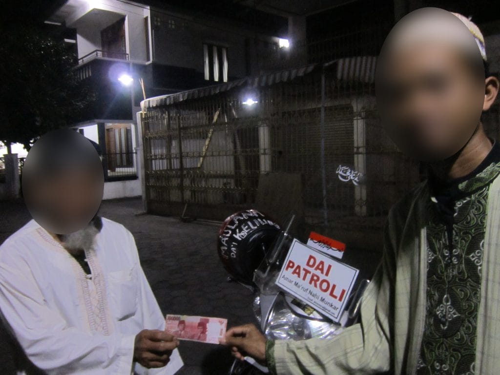 Foto: Relawan Peduli Muslim, Maulana, menyerahkan zakat mal kepada Mbah Zamhari