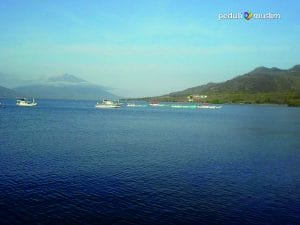 Pulau Solor dilihat dari laut 