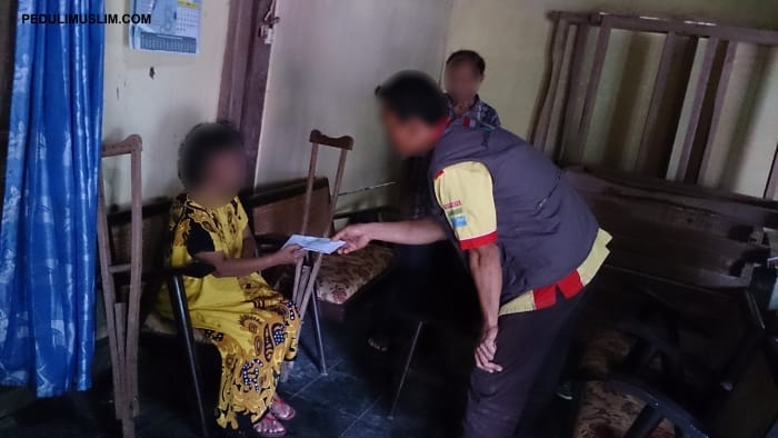 Dokumentasi: Pemberian Santunan kepada Ibu E.A, Penderita TBC Tulang, di desa Madyocondro