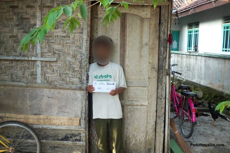 Dokumentasi: Pemberian Santunan kepada Bpk. “Sr”, Penderita Penyakit Paru-Paru, di Dusun Glondong