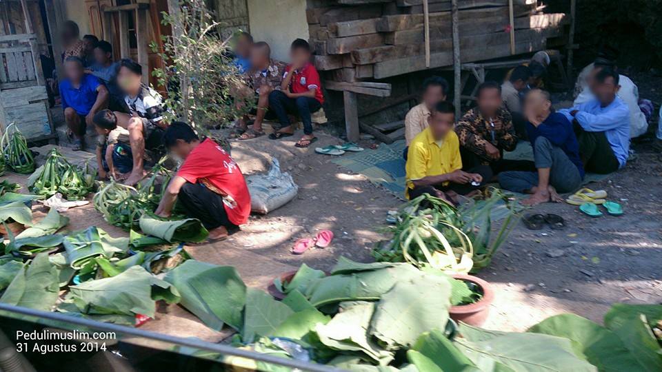 Sebagian warga Wonosari, masih menjalankan ritual penyerahan sesaji ke pohon keramat