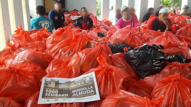Dok: Penyaluran Bingkisan Bantuan kepada +/- 1.000 Korban Banjir Jawa Timur
