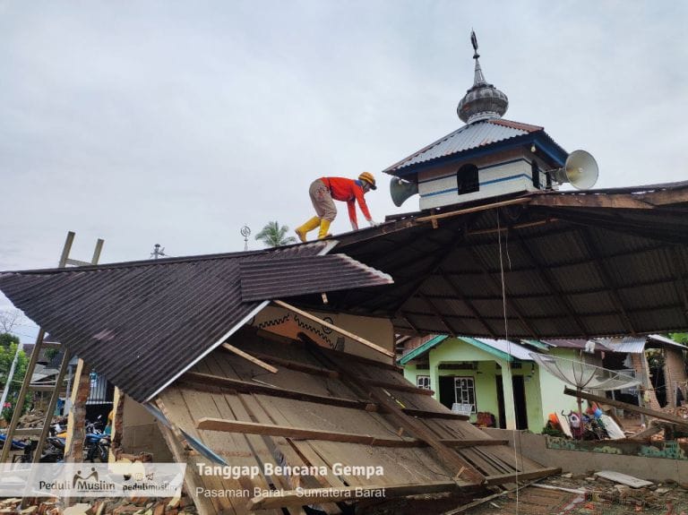 Pembersihan Puing Musholla Marhamah, Pasaman Barat